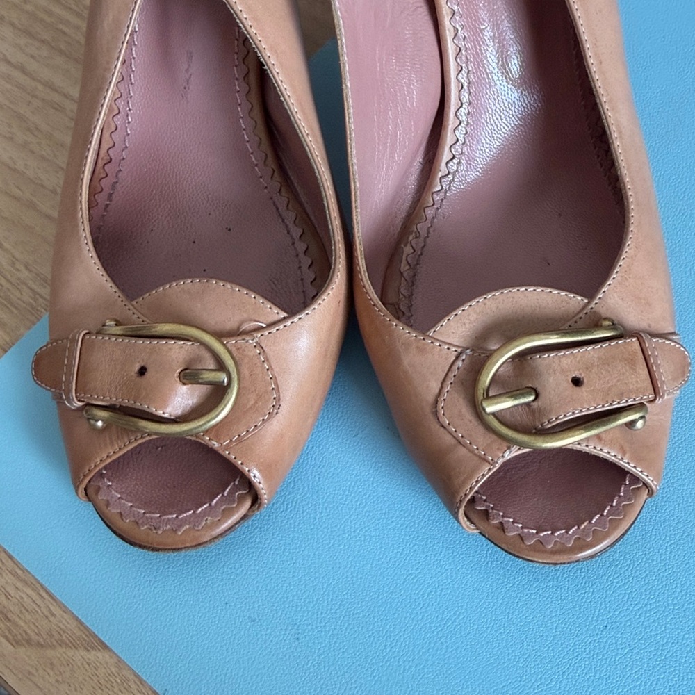 Yves Saint Laurent Tan Leather Peep-Toe Slingback Heels with Gold Buckle - Picture 4 of 8